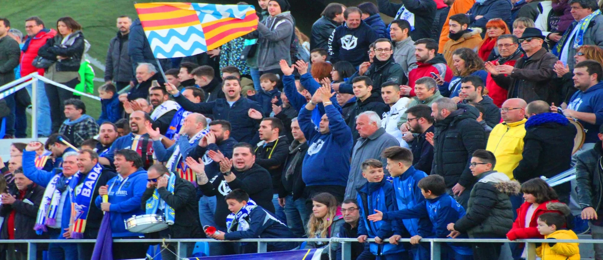 Afició del CF Badalona a la grada